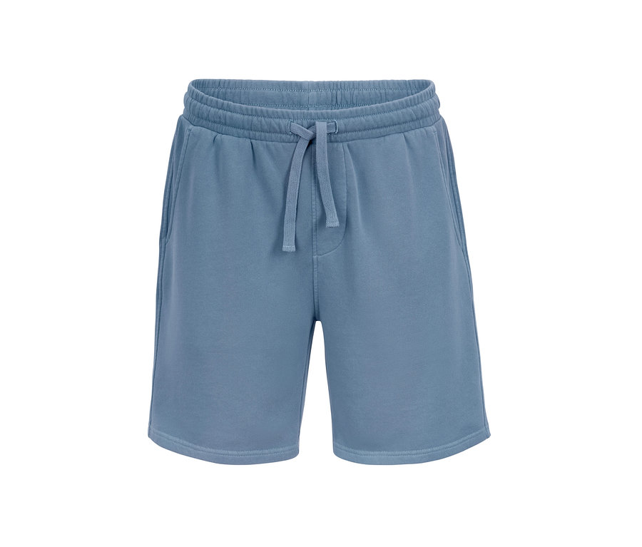 Niebieskie krótkie spodnie dresowe ze sznurkiem w pasie.