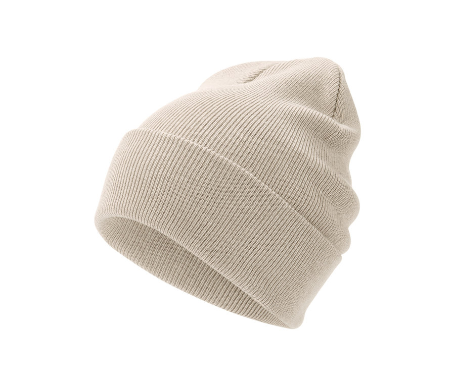 Beżowa czapka z dzianiny.