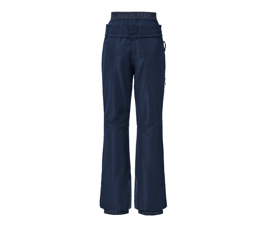 Niebieskie spodnie narciarskie i snowboardowe.
