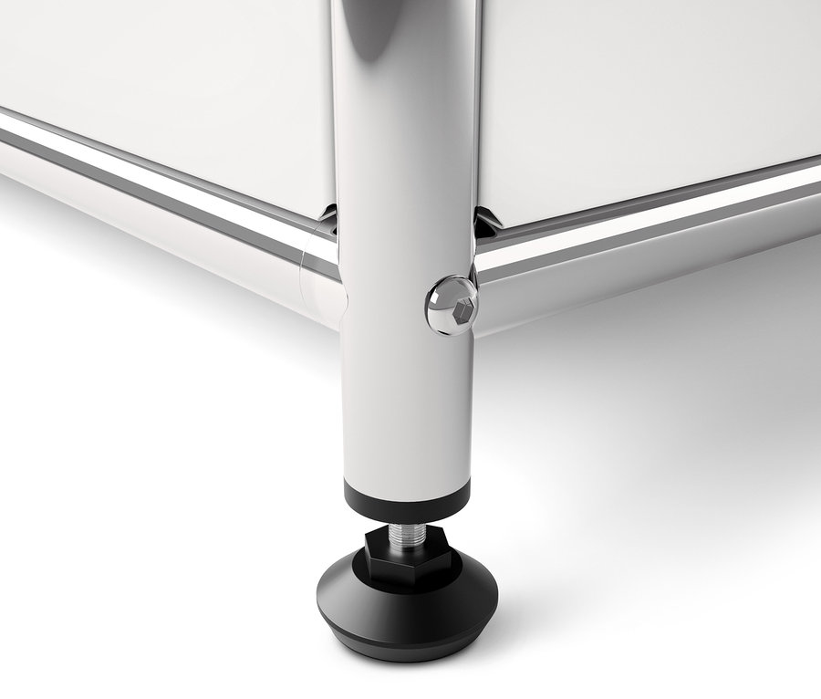 Zbliżenie na nóżkę białego metalowego regału CN3 z czarną regulowaną stopką.