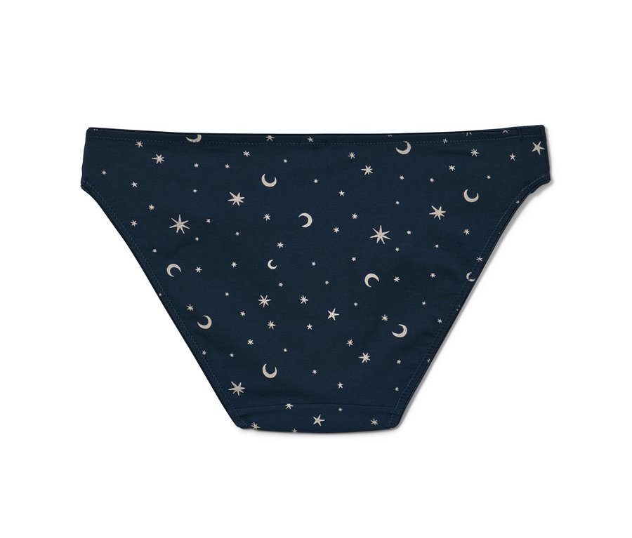 Zbliżenie na jedne z pięciu majtek typu figi w kolorze granatowym, z motywem gwiazd i księżyców.