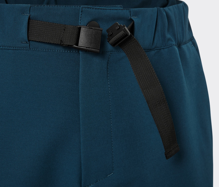 Zbliżenie na spodnie termoaktywne z czarnym paskiem.