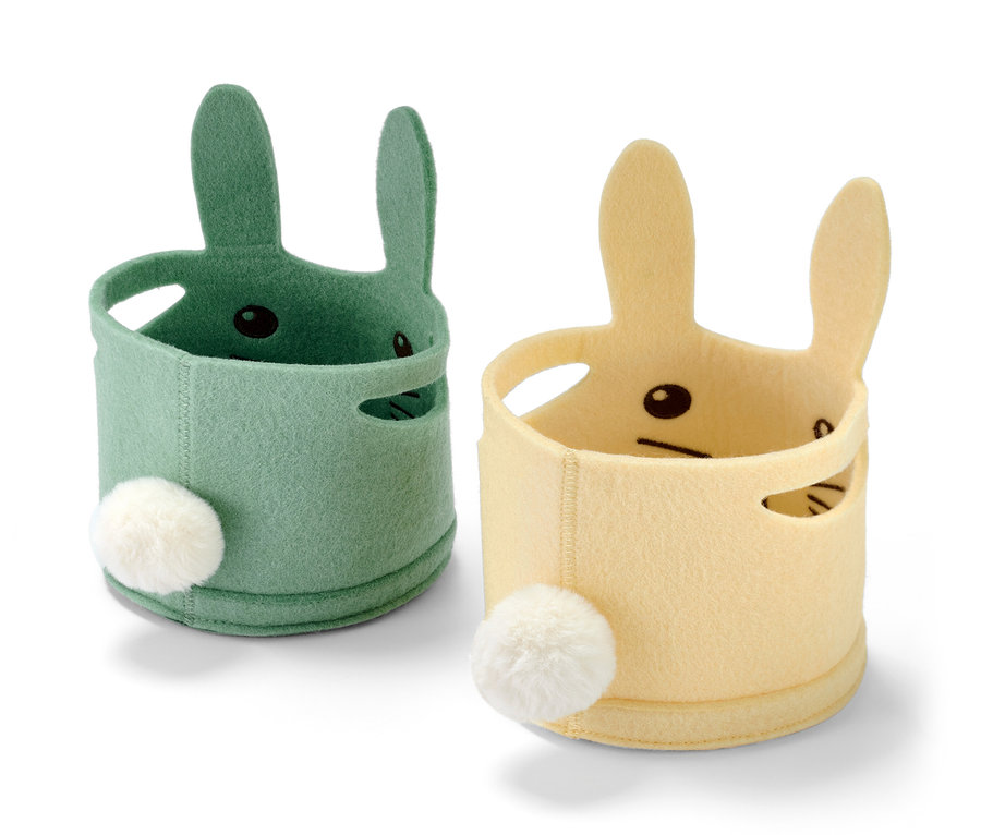 Dwa koszyczki wielkanocne w kształcie króliczka, jeden zielony i jeden żółty.