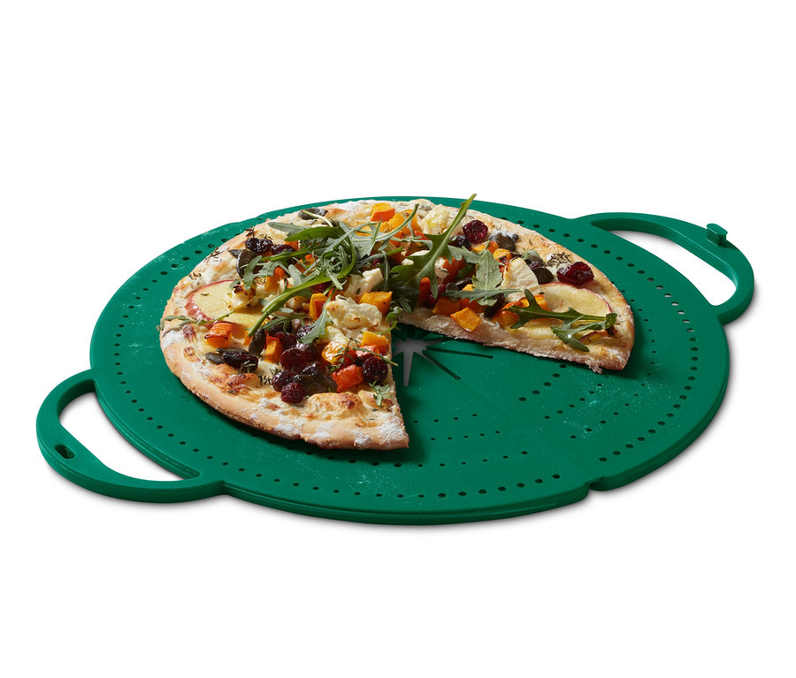 Pizza z brakującym kawałkiem na zielonej osłonie na patelnię 4 w 1.