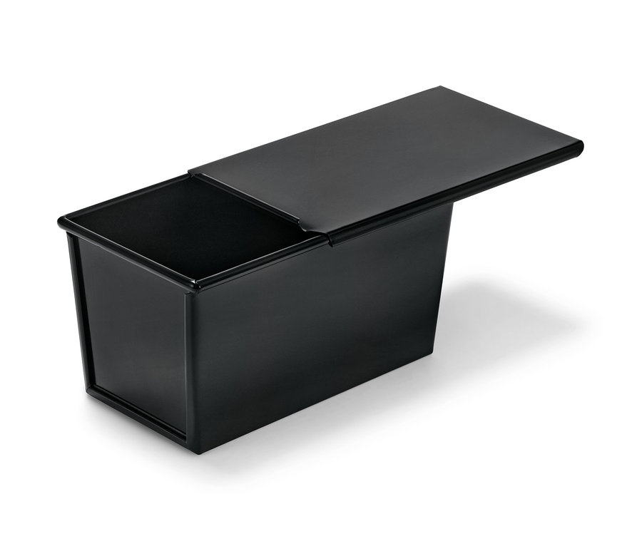 Czarna forma do pieczenia chleba z otwartą pokrywką.