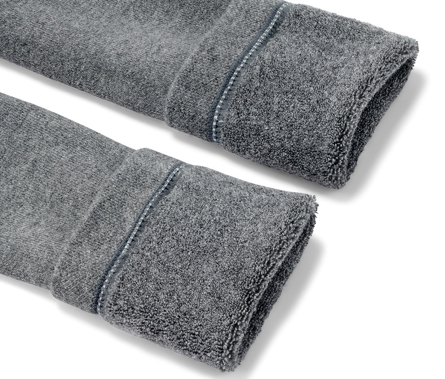 Zbliżenie na szare dziecięce legginsy termoaktywne, 3 pary.