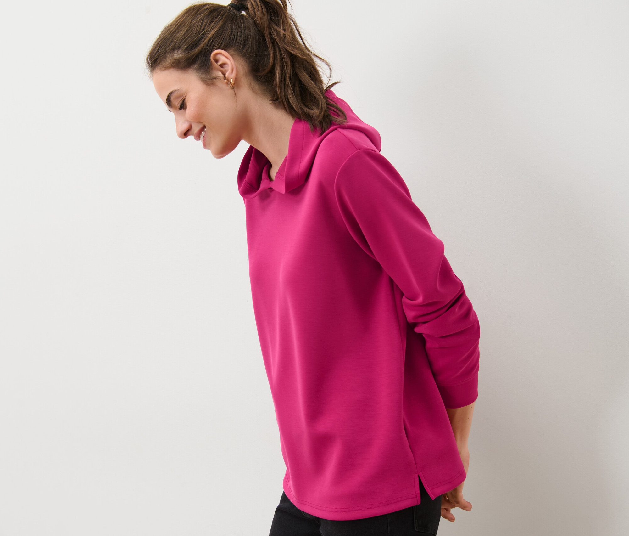 Kobieta ma na sobie bluzę z kapturem z zawartością modalu.