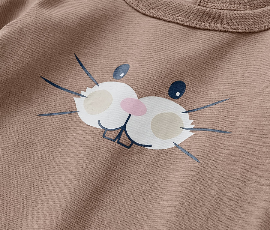 Zbliżenie brązowego zestawu niemowlęcego z twarzą królika.