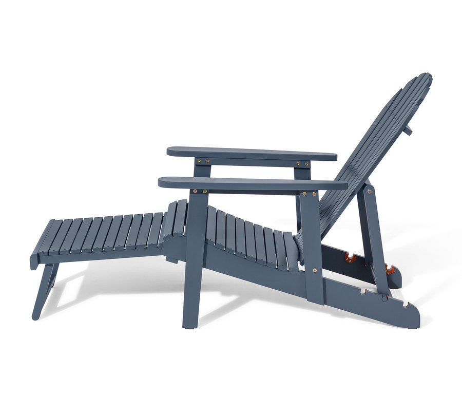Niebieski fotel wypoczynkowy typu Adirondack z wysuwanym podnóżkiem na białym tle.