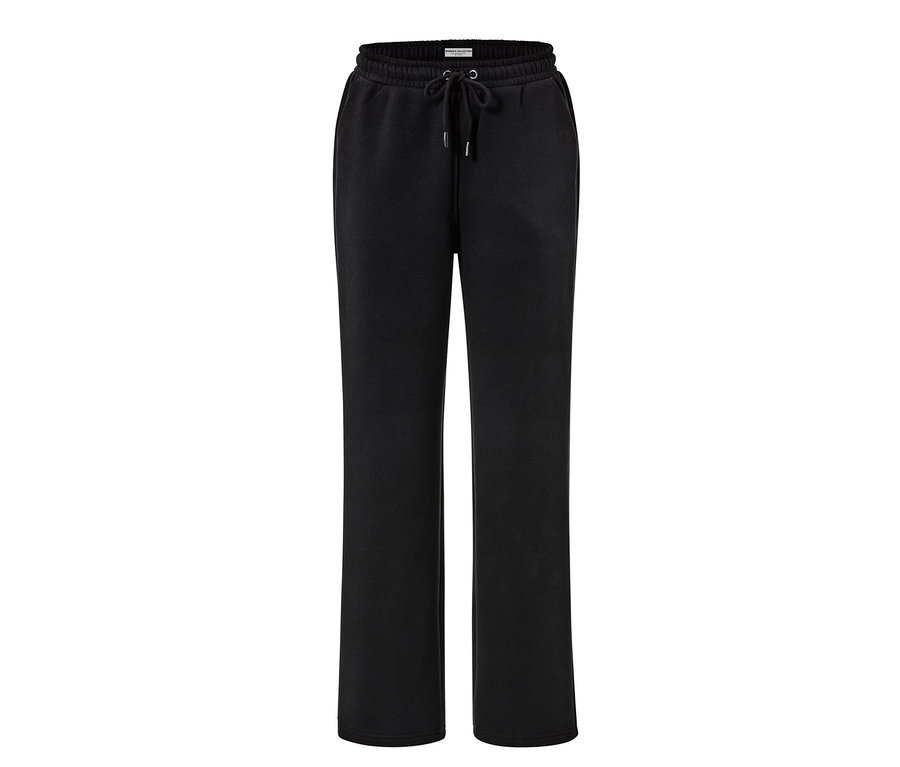 Czarne spodnie dresowe.