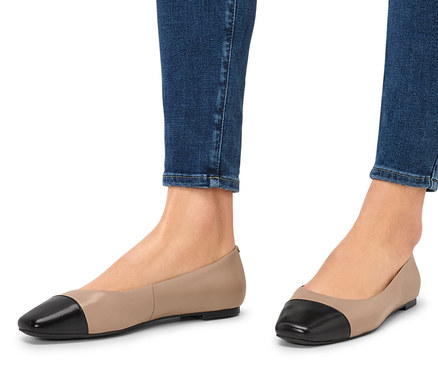 Nogi w dżinsach i skórzane baleriny.