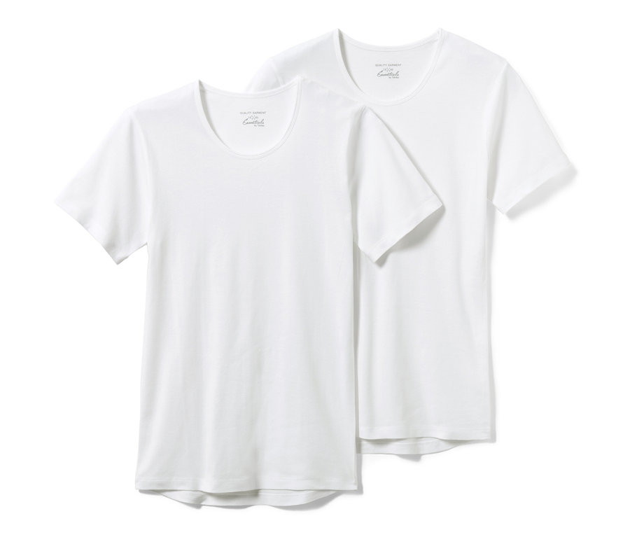 Dwie białe podkoszulki z wysokiej jakości trykotu leżą na sobie.