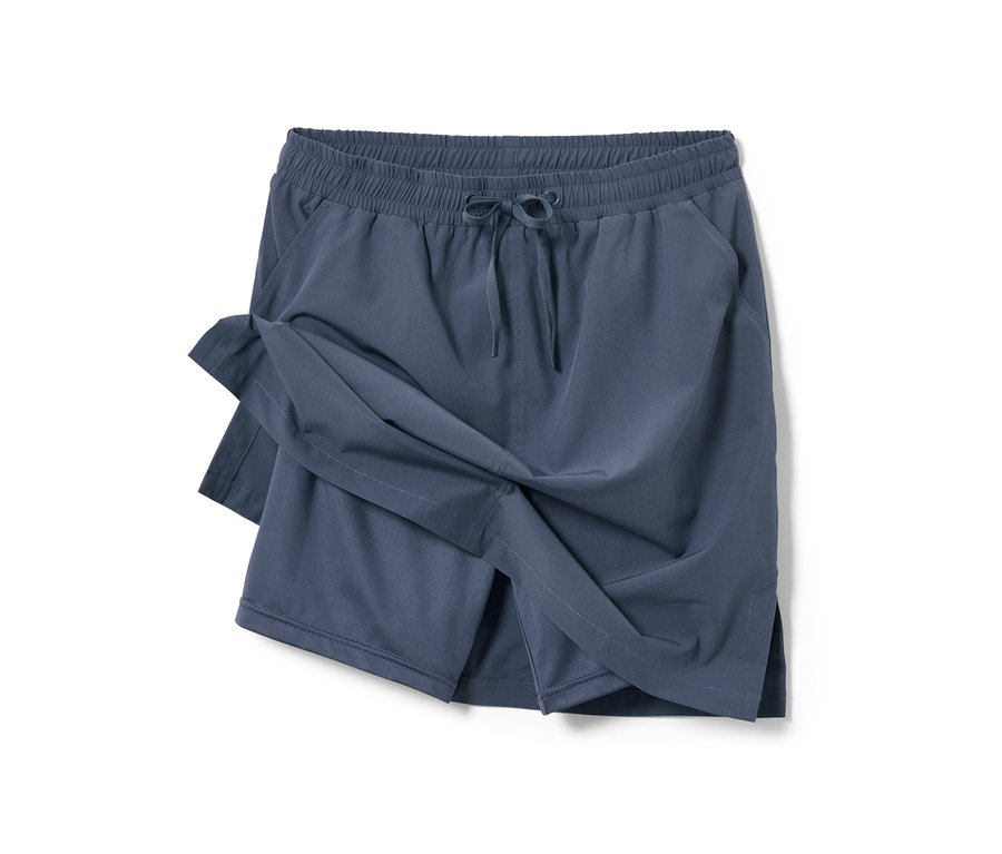 Granatowa spódnica funkcyjna z krótkimi spodenkami.