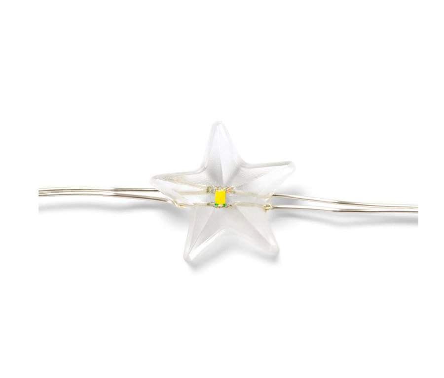 Zbliżenie łańcucha świetlnego z mikrodiodami LED w kształcie gwiazdek.