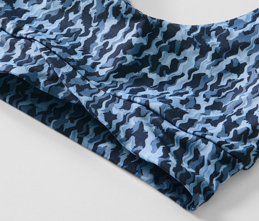 Zbliżenie na braletkę sportową z nadrukiem na całej powierzchni.