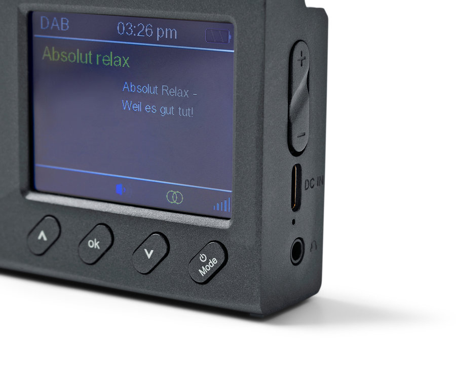 Zbliżenie na czarne przenośne radio DAB/FM z Bluetooth.