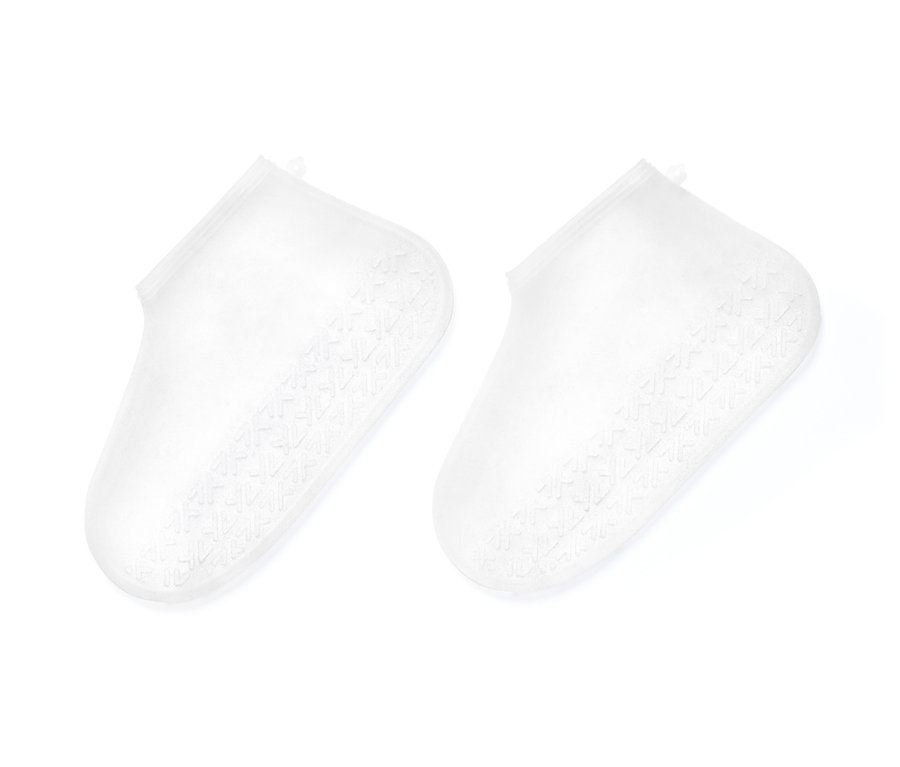 Dwa ochraniacze przeciwdeszczowe na buty leżą obok siebie.