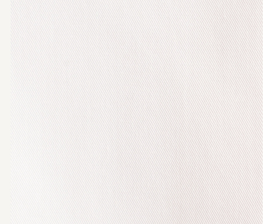 Szczegół białej koszuli z krótkim rękawem Seidensticker.