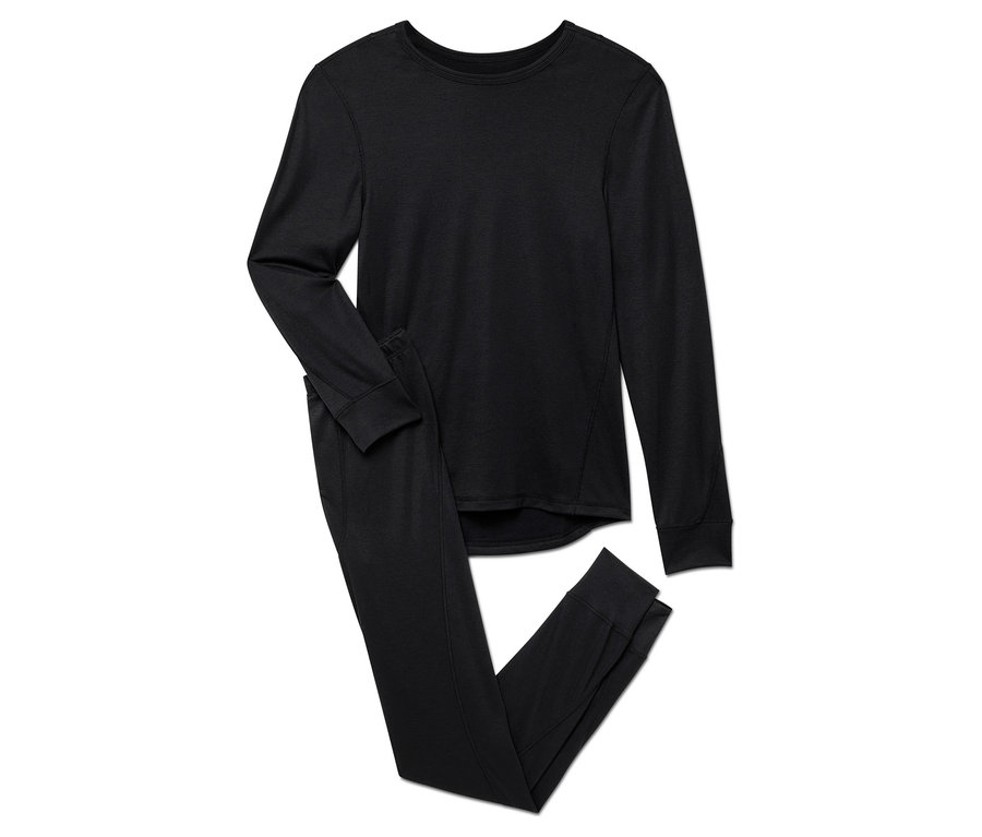 Czarny zestaw bielizny termicznej z długim rękawem i spodniami.