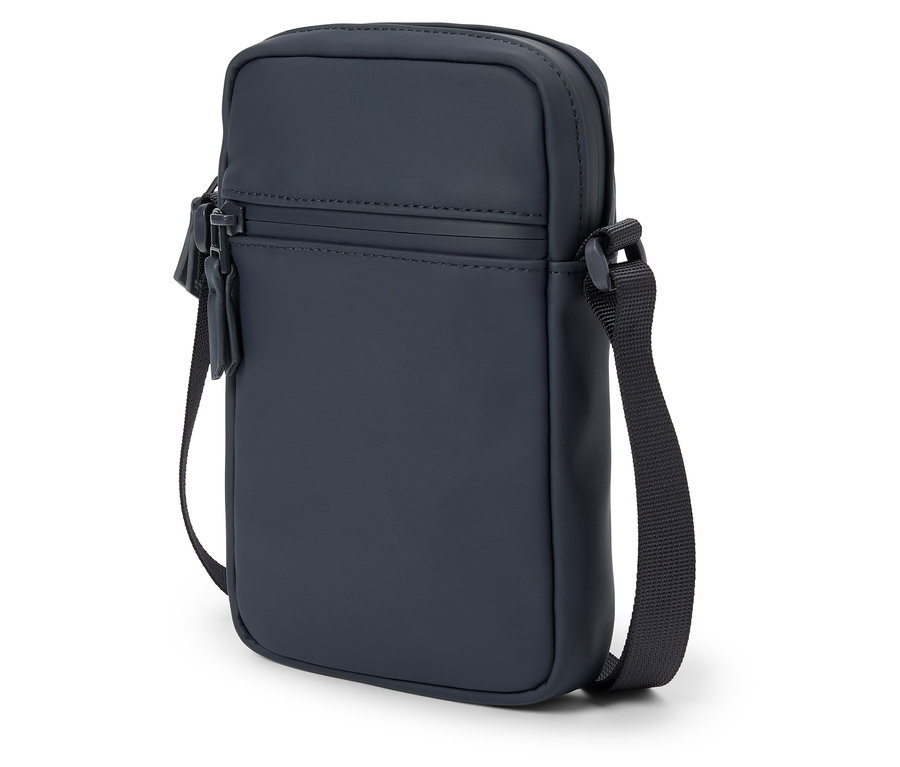 Granatowa torba na ramię z zamkiem błyskawicznym i gładką powierzchnią.