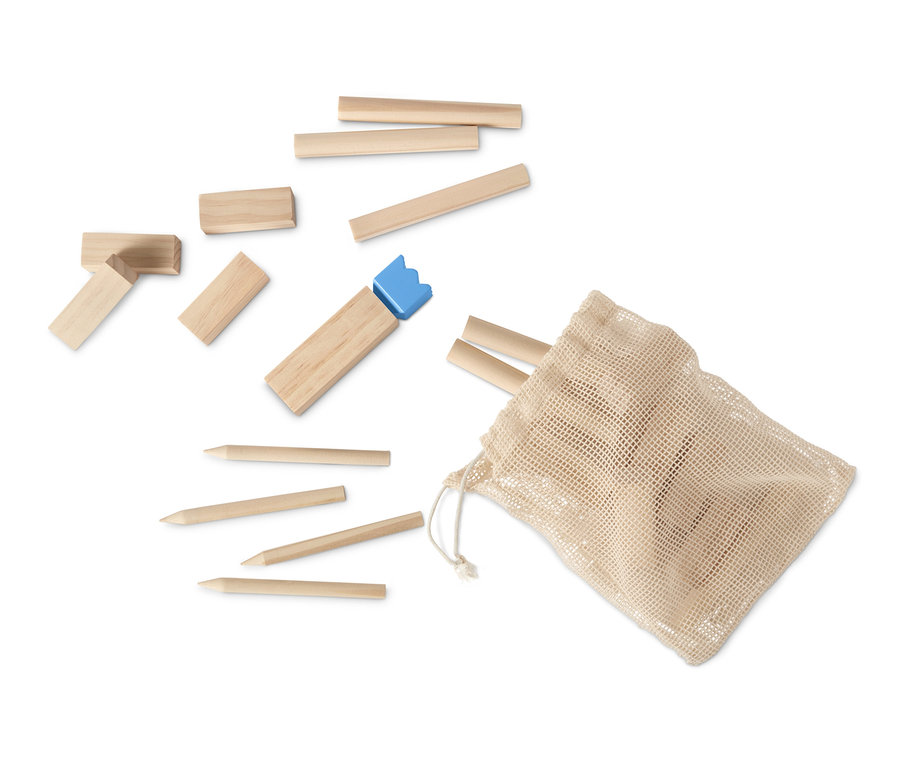 Rozłożona gra Mini Kubb z drewnianymi klockami, kołkami i niebieską koroną obok worka ze sznurkiem.