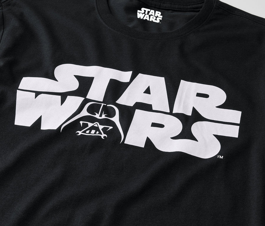 Czarna koszulka z białym logo Star Wars i wizerunkiem Darth Vadera.