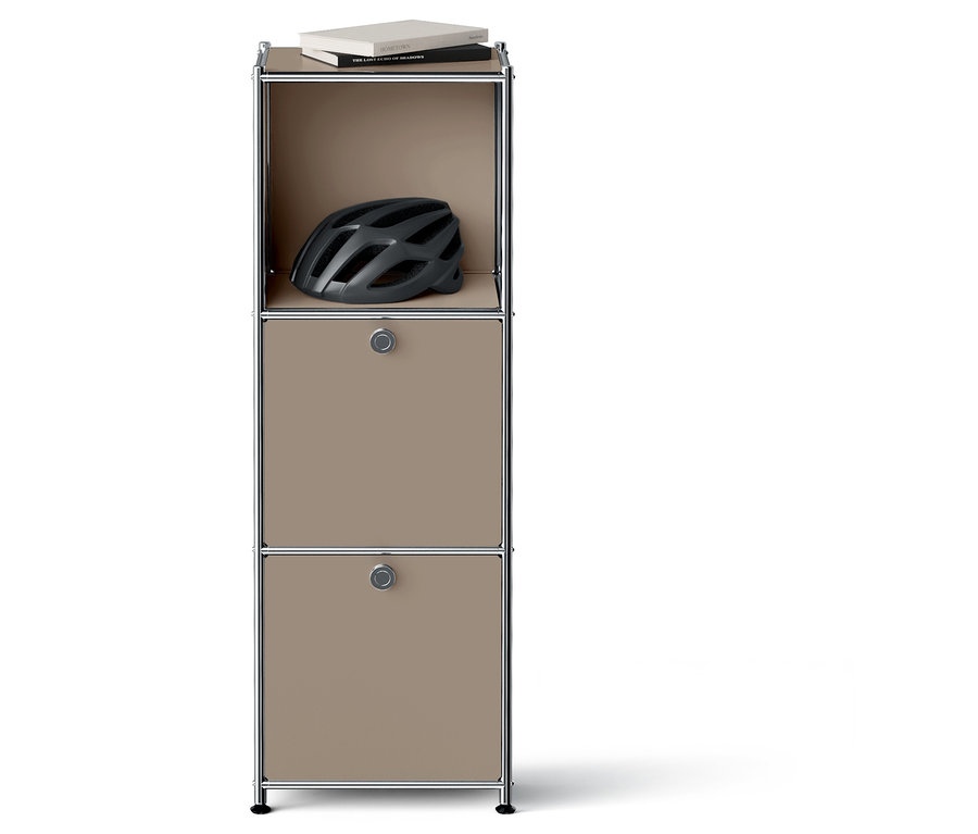 Trzypiętrowa szafka z książką, kaskiem i dwiema zamkniętymi półkami.