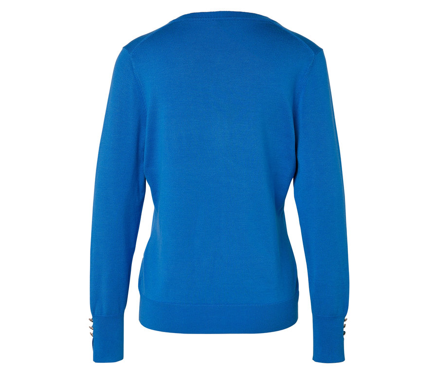 Widok z tyłu niebieskiego swetra z długim rękawem.