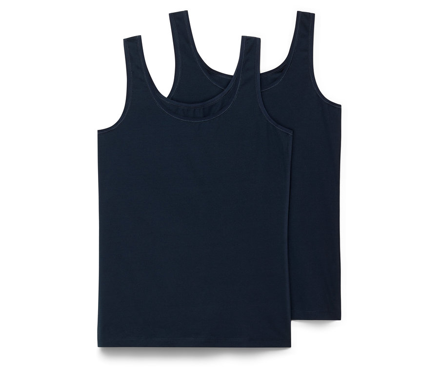 Dwa granatowe podkoszulki leżą jeden na drugim.