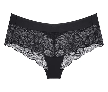 Czarne koronkowe figi Triumph Body Makeup Illusion.