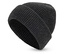 Zbliżenie na czarną, dzierganą czapkę na białym tle.