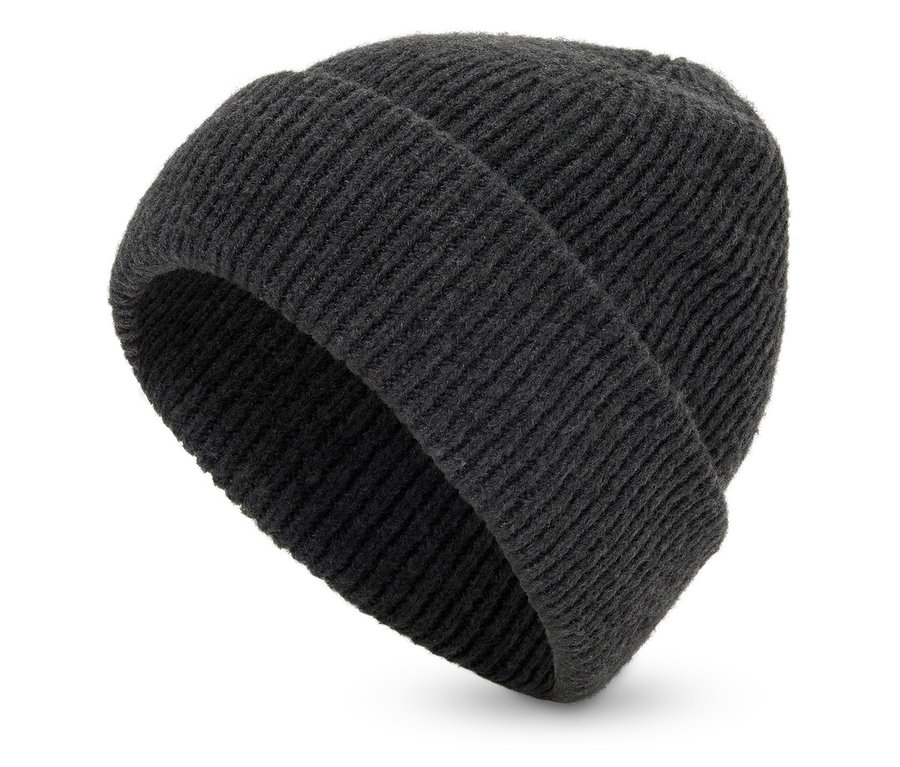 Zbliżenie na czarną, dzierganą czapkę na białym tle.