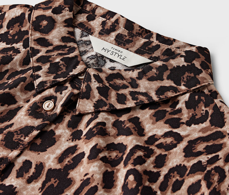 Detal brązowo-czarnej koszuli w panterkę, widoczny kołnierzyk.