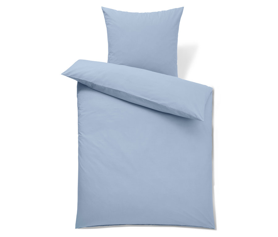 Jasnoniebieska pościel z poduszką i kołdrą.