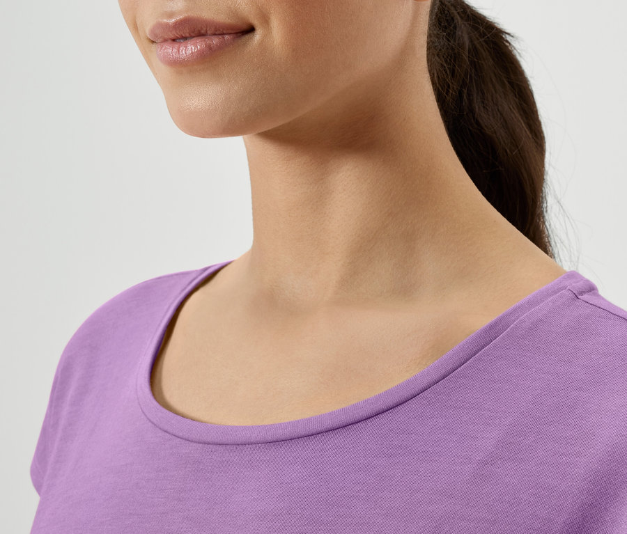 Zbliżenie szyi kobiety w fioletowej koszulce.