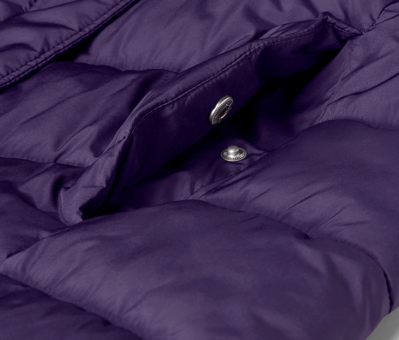 Zbliżenie fioletowej kurtki puchowej z kieszenią i srebrnymi zatrzaskami.