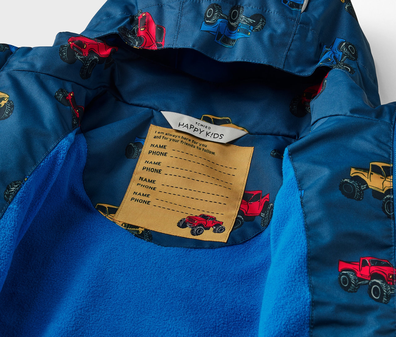 Zbliżenie na termoaktywną kurtkę przeciwdeszczową w monster trucki.