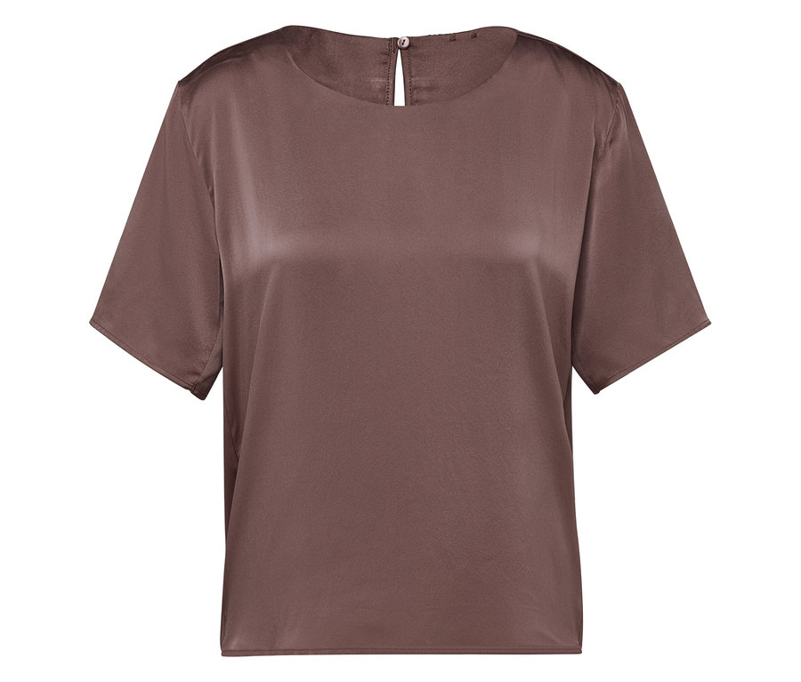 Brązowa satynowa bluzka z krótkim rękawem.