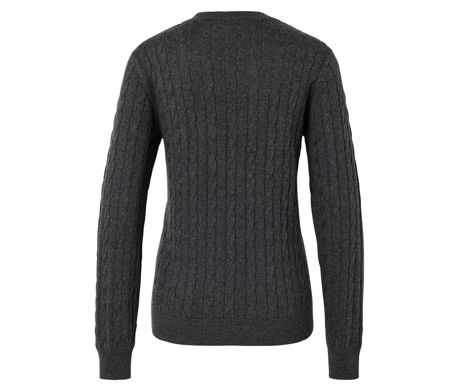 Szary sweter z dzianiny z długim rękawem na białym tle.