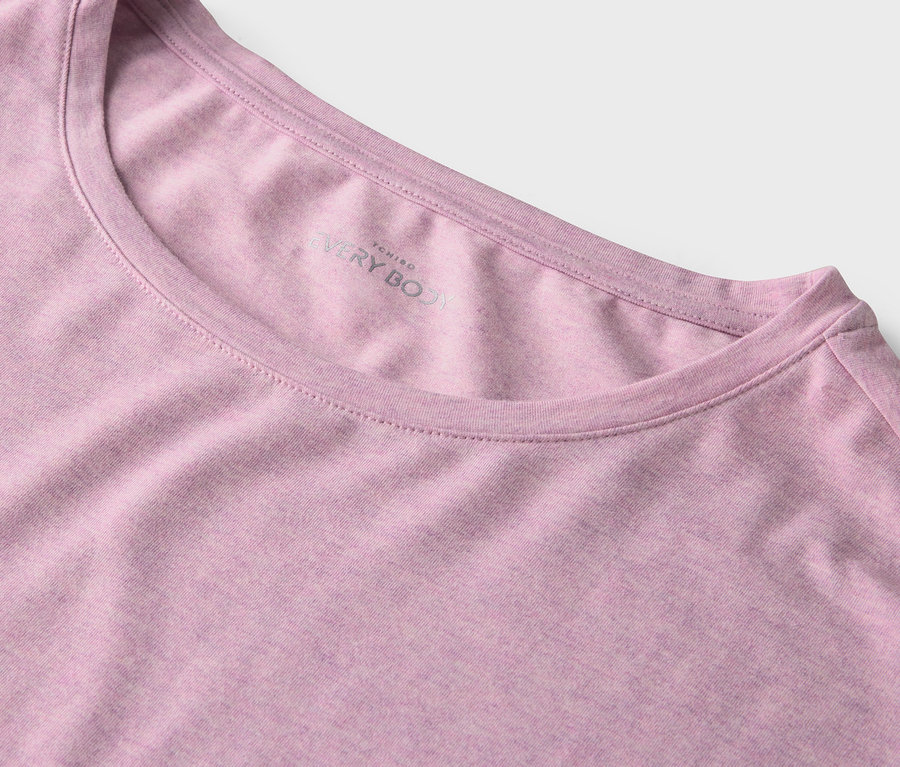 Szczegół różowej koszulki z okrągłym dekoltem.