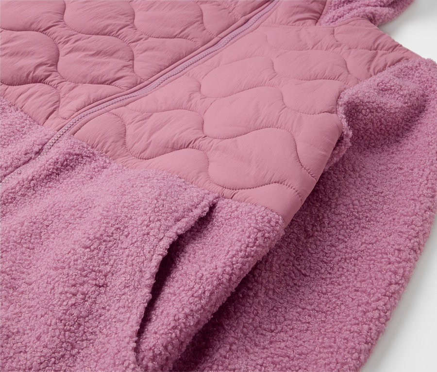 Zbliżenie na różową kurtkę z kapturem i kieszenią.