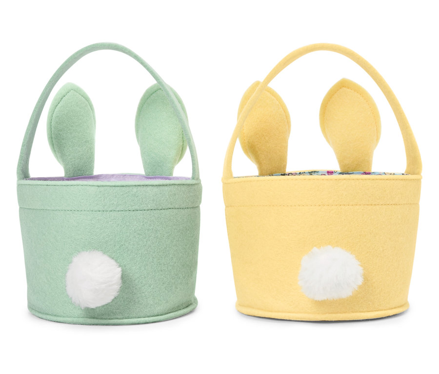 Dwa koszyki wielkanocne w kształcie królików, jeden zielony i jeden żółty.