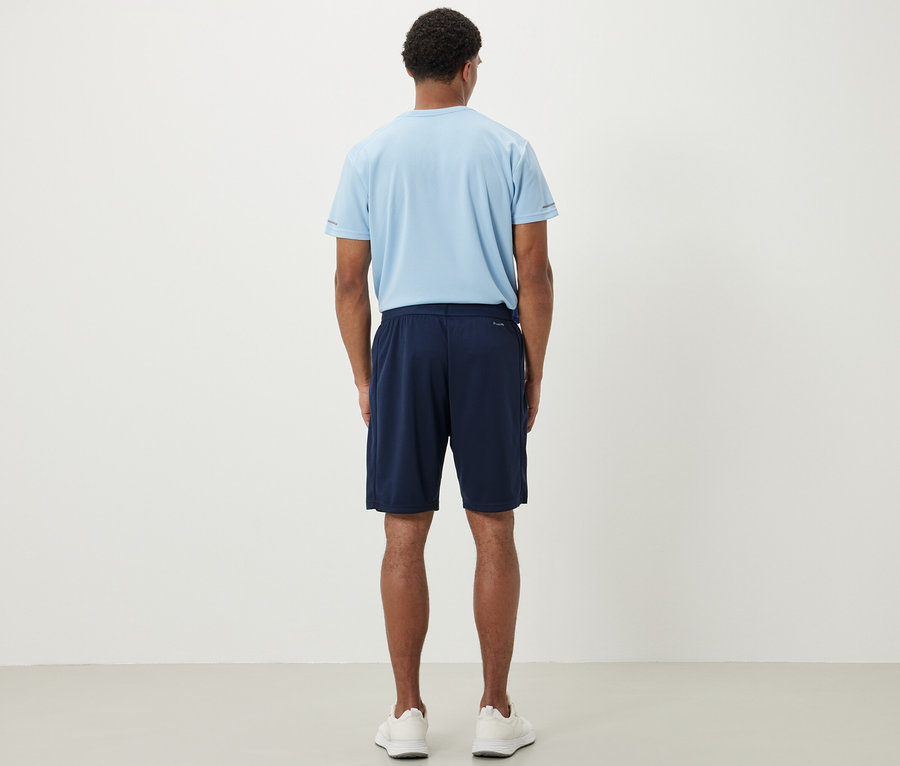 Mężczyzna ma na sobie szorty sportowe.