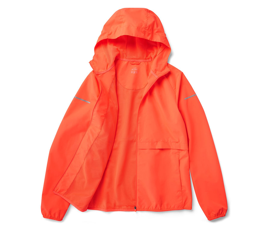 Pomarańczowa kurtka z kapturem leży rozłożona na białym tle.