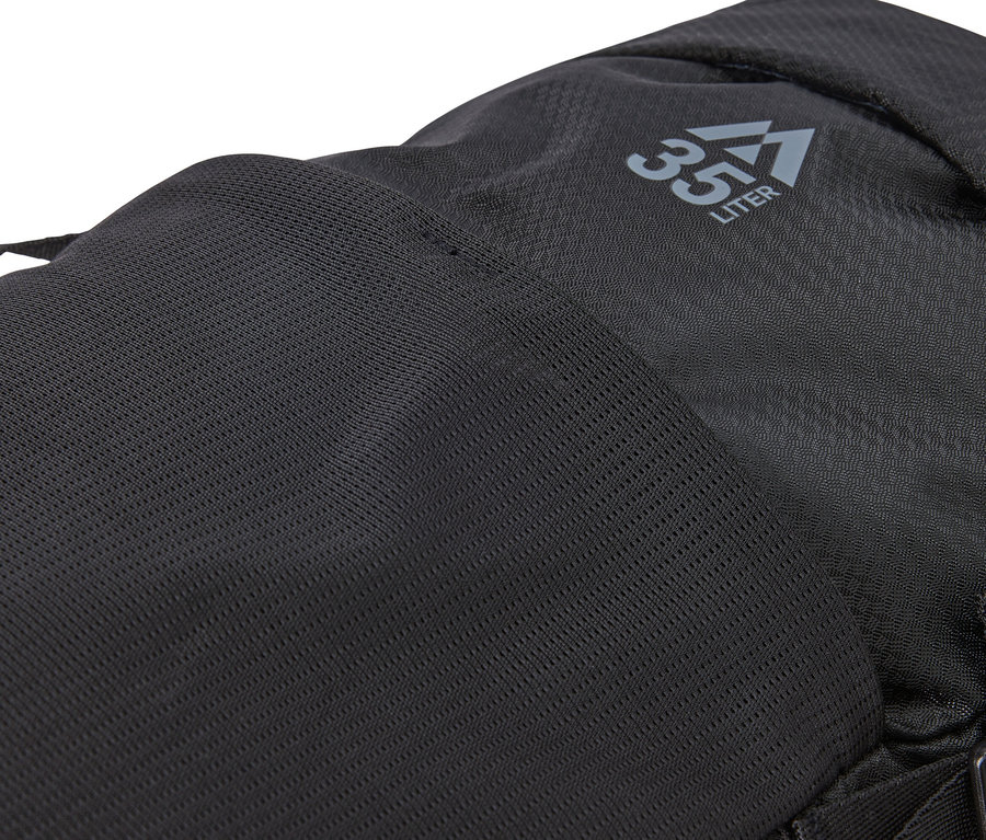 Zbliżenie czarnego plecaka o pojemności 35 litrów z nadrukiem '35 LITER'.