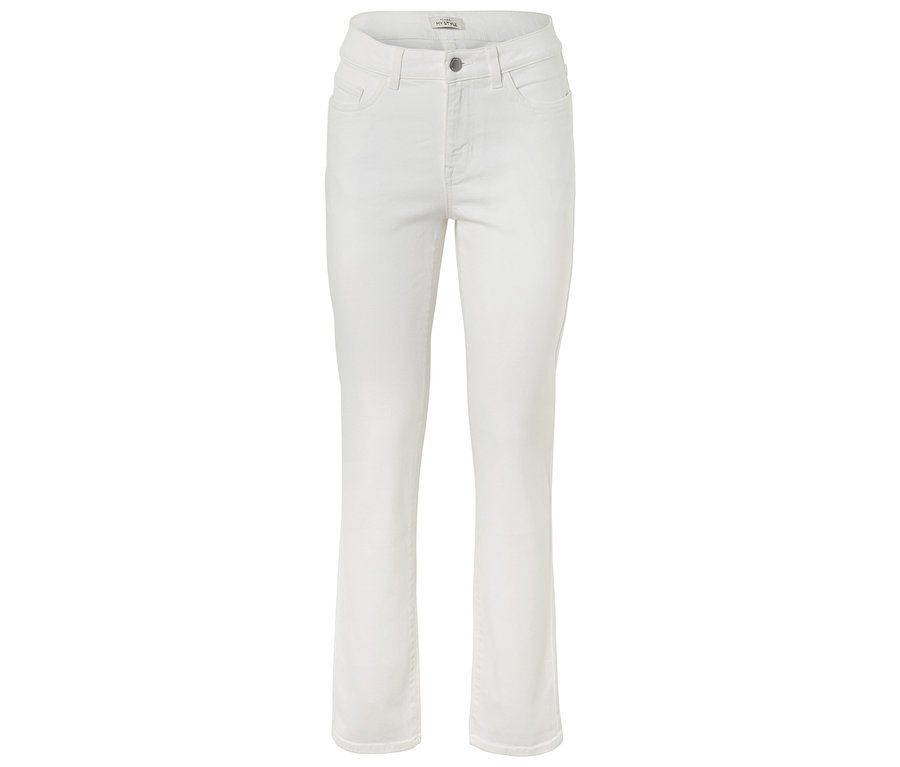 Białe dżinsy leżą na białym tle.