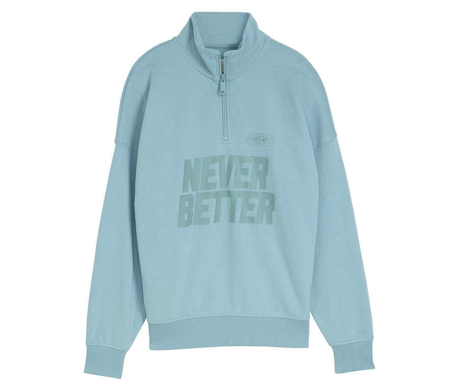 Jasnoniebieska bluza z zamkiem błyskawicznym i napisem "Never Better".