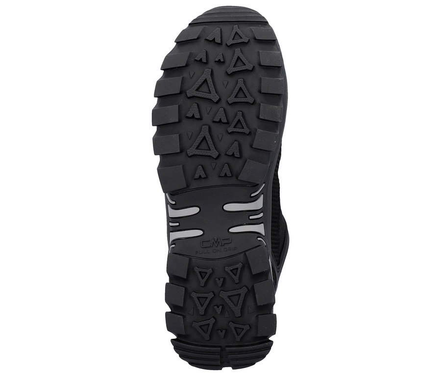 Podeszwa czarnego buta z głębokim bieżnikiem.