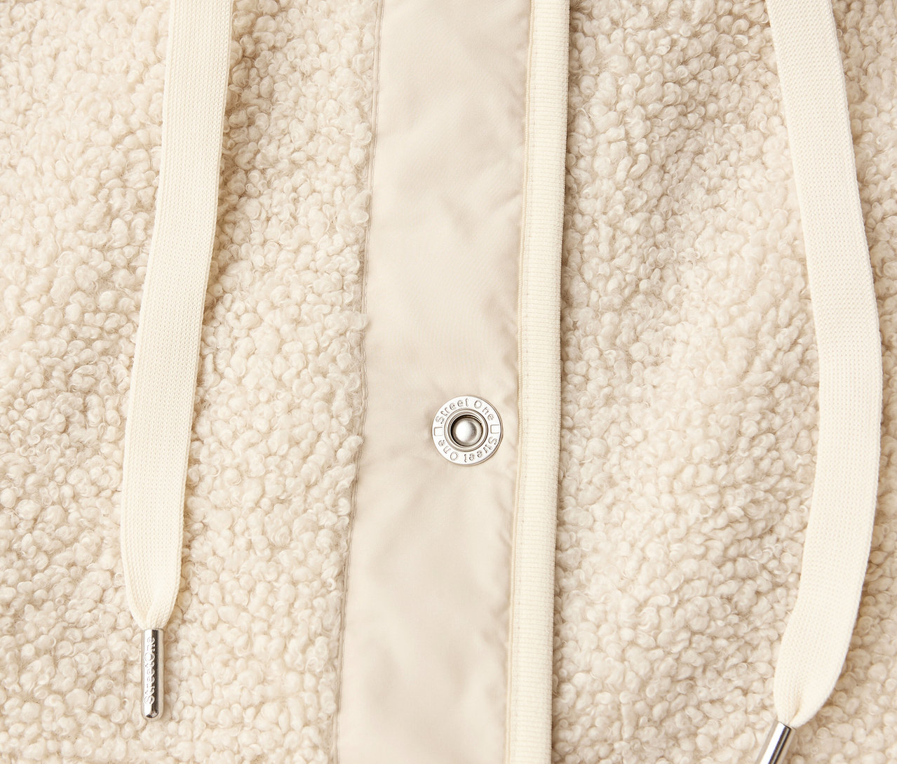 Zbliżenie na beżową bluzę pluszową z odpinanym kapturem od Street One, ze sznurkiem i guzikami.