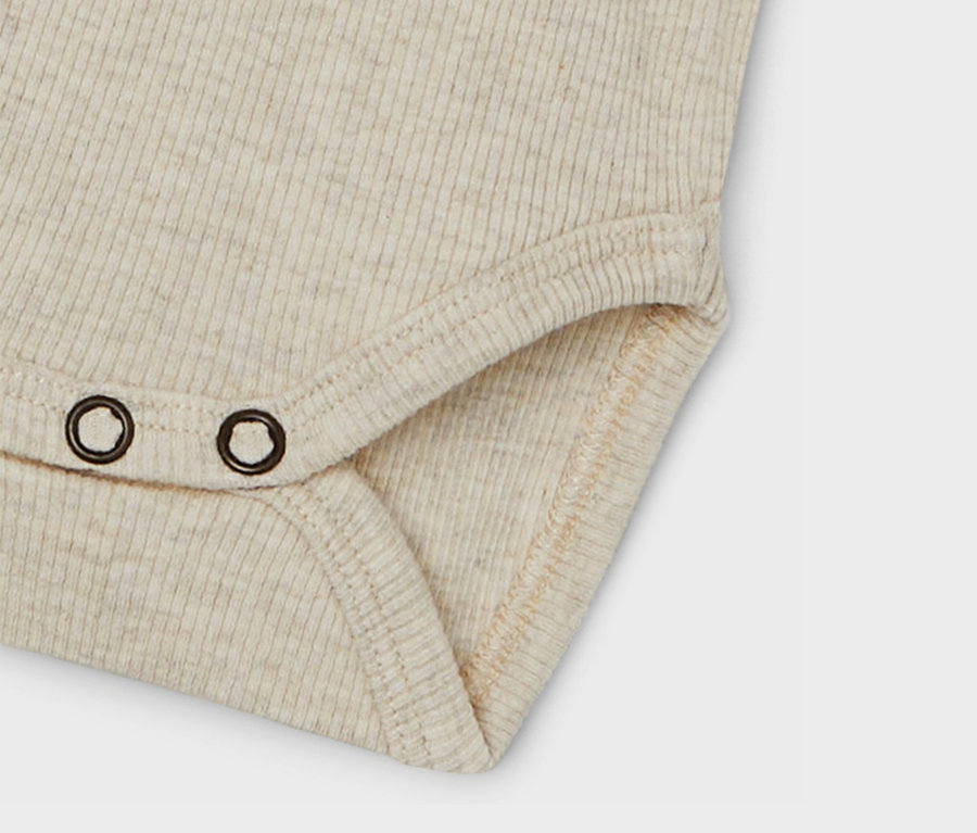 Zbliżenie na jedno z 2 body dla niemowląt NAME IT w kolorze Keepsake Lilac.